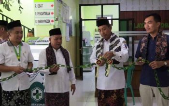 Bupati Rembang Abdul Hafidz memotong potong pita, sebagai tanda launching layanan Elektronik Rekam Medis dan Finger Spot BPJS Kesehatan di Puskesmas Pancur. (ist)