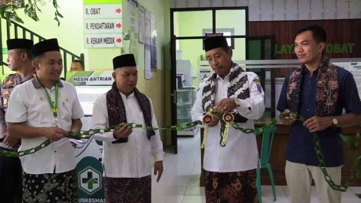 Bupati Rembang Abdul Hafidz memotong potong pita, sebagai tanda launching layanan Elektronik Rekam Medis dan Finger Spot BPJS Kesehatan di Puskesmas Pancur. (ist)