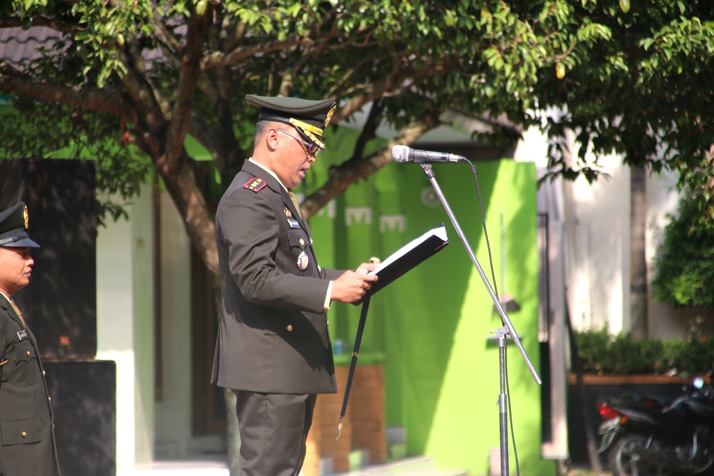 Komandan Komando Distrik Militer (Dandim) 0721/Blora Letkol Czi. Yuli Hartanto, menjadi inspektur upacara peringatan Hari Kesaktian Pancasila 2023 tingkat Kabupaten Blora di halaman Kantor Bupati Blora, Minggu (1/10/2023).
