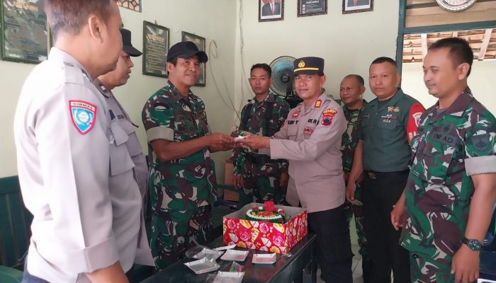 Melihat Keseruan saat Kapolsek Bogorejo Antar Kue HUT TNI ke Komandan Posramil