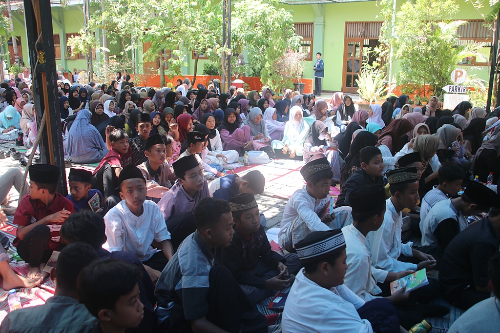 SMP Negeri 2 Blora menggelar peringatan Maulid Nabi Muhammad SAW, Jumat (13/10/2023) bertempat di ruang terbuka sekolah setempat.
