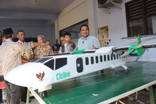 Miniatur Pesawat baling-baling Citilink jenis ATR 72, berhasil diciptakan oleh Ahman Brian Rozaki (16) siswa kelas 11 SMK Muhammadiyah 2 Cepu, Kabupaten Blora.