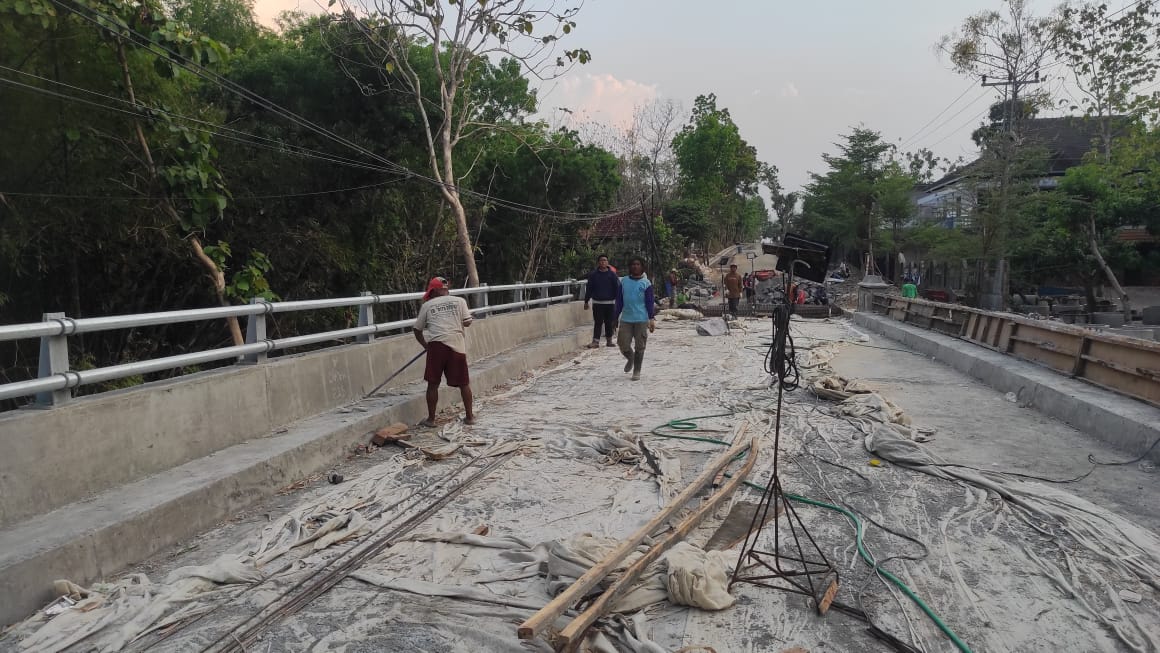 Hingga 31 Oktober 2023, progres pembangunan jembatan Gedongsari, Kecamatan Banjarejo mencapai 84 persen.