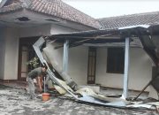 Hujan deras disertai angin kencang mengakibatkan salah satu bangunan di Kantor Kecamatan Banjarejo, Blora, Jawa Tengah ambruk, Minggu malam (18/2/2024).