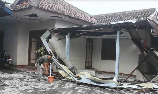 Hujan deras disertai angin kencang mengakibatkan salah satu bangunan di Kantor Kecamatan Banjarejo, Blora, Jawa Tengah ambruk, Minggu malam (18/2/2024).